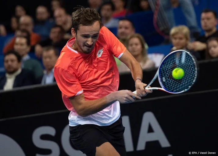 medvedev bereikt halve finale in rotterdam