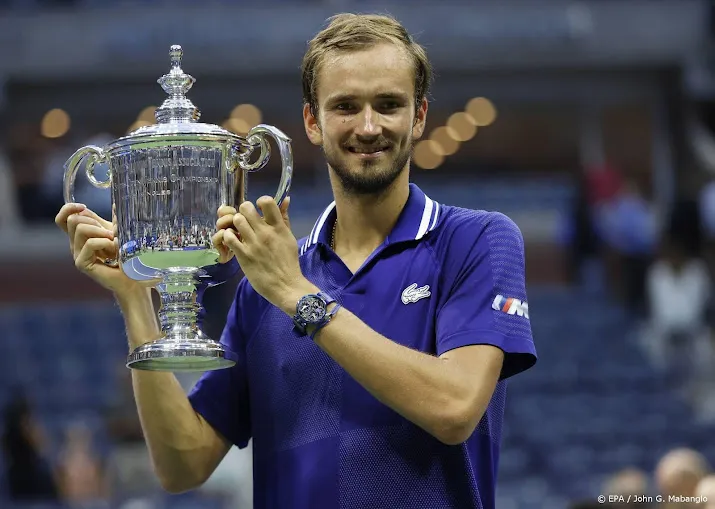 medvedev biedt excuses aan voor verslaan beste tennisser ooit
