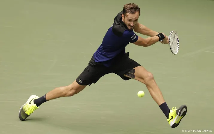 medvedev in drie sets langs landgenoot roeblev op us open