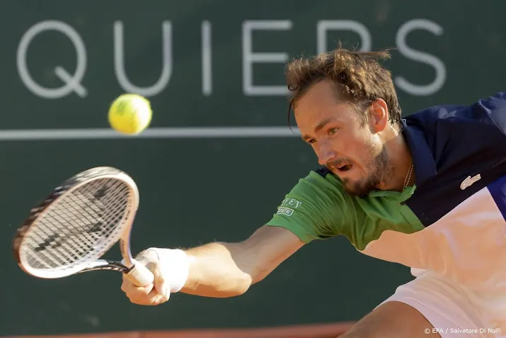 medvedev keert met nederlaag terug op tennisbaan
