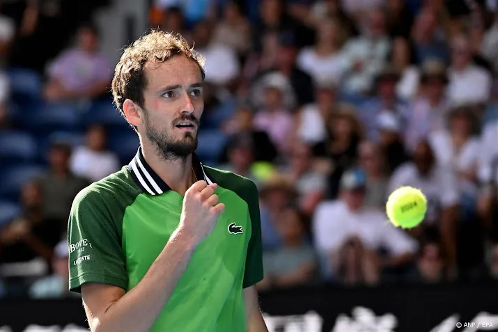 medvedev klopt hurkacz en is halvefinalist op australian open