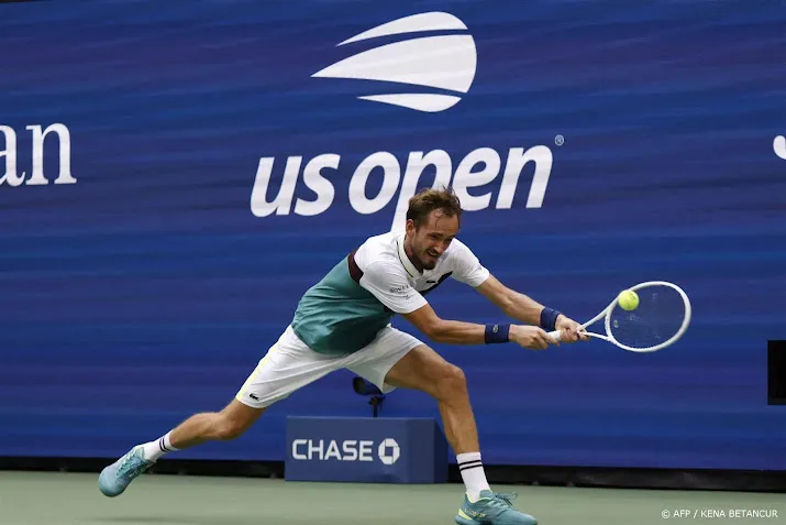 medvedev klopt roeblev en bereikt opnieuw halve finale us open
