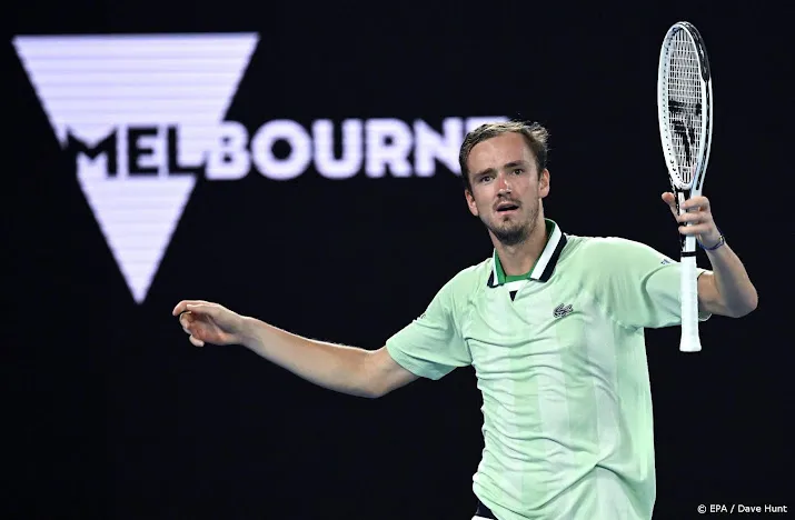 medvedev overleeft matchpoint en knokt zich langs auger aliassime