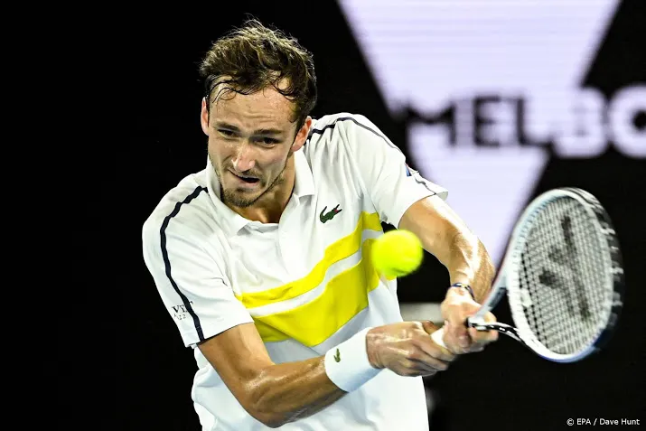 medvedev ten koste van tsitsipas naar finale australian open