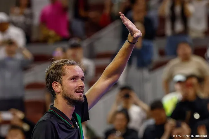 medvedev ten koste van zverev naar finale tennistoernooi beijing