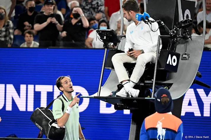 medvedev toont berouw voor uitbarsting naar umpire