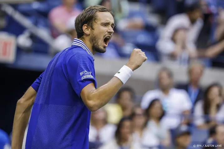 medvedev verslaat auger aliassime in drie sets en bereikt finale