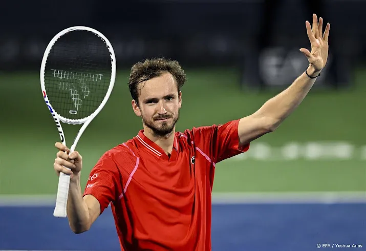 medvedev verslaat djokovic en ontmoet roeblev in finale