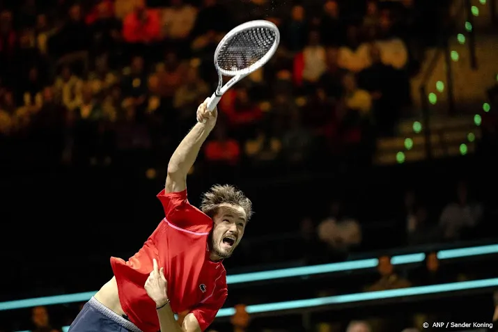 medvedev verslaat titelverdediger auger aliassime in rotterdam
