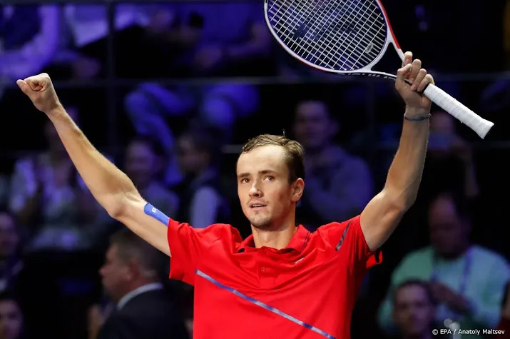 medvedev wint eindelijk van zverev