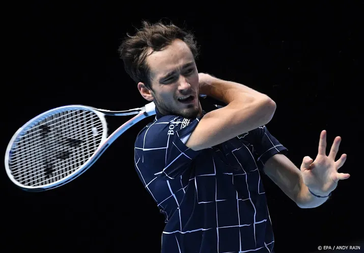 medvedev wint ook laatste groepswedstrijd van schwartzman