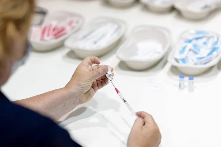 meer dan 1000 meldingen van menstruatiestoornissen na coronavaccin