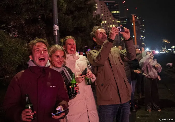 meer dan 120 000 mensen zien vuurwerkshows rotterdam en amsterdam