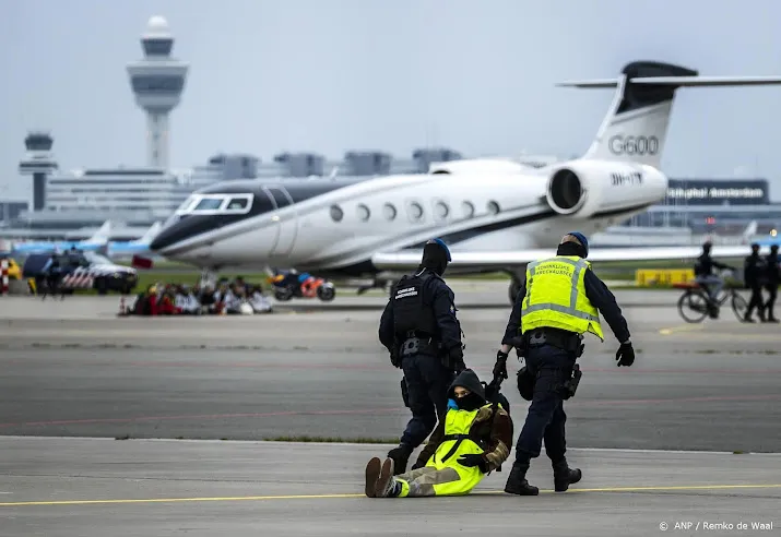 meer dan 400 klimaatactivisten aangehouden voor actie op schiphol
