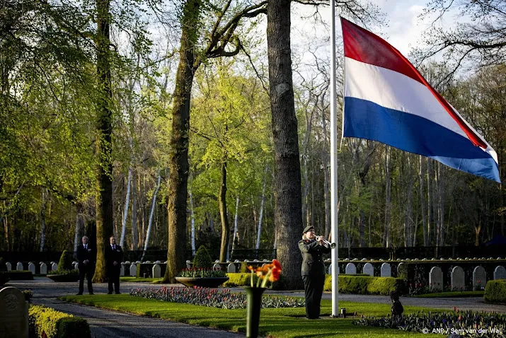 meer dan 5000 bloemen digitaal bij monumenten gelegd