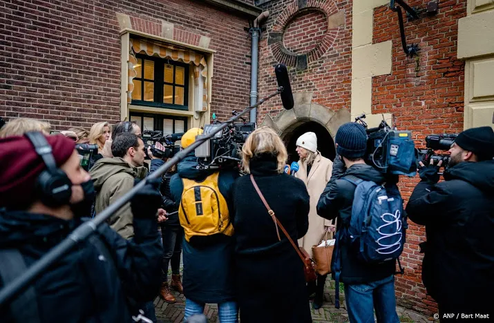 meer drukte en politie op binnenhof in verband met aftreden