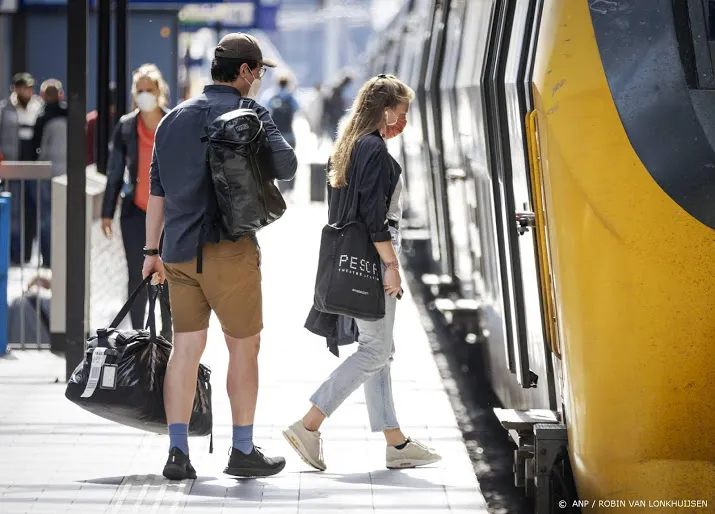 meer mensen nemen de trein ns wil weer rijden met 98 procent