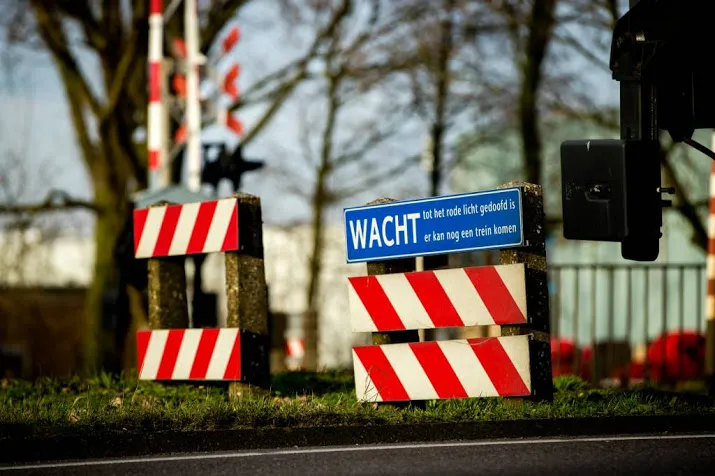 meer spoorovergangen geel voor meer veiligheid