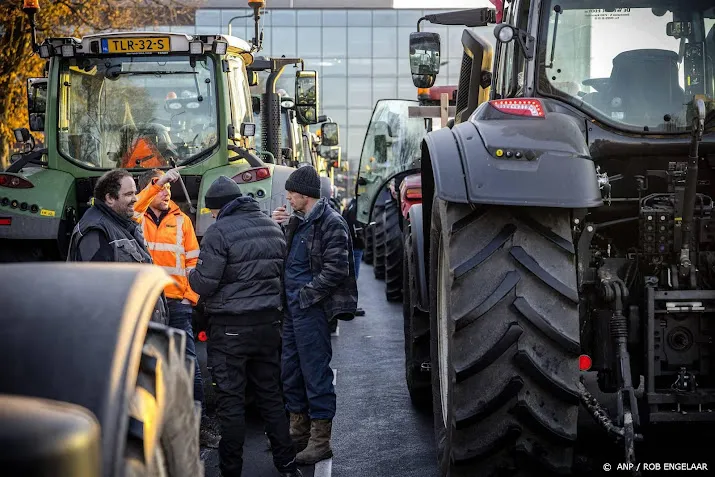 meer tractoren dan toegestaan bij provinciehuis groningen