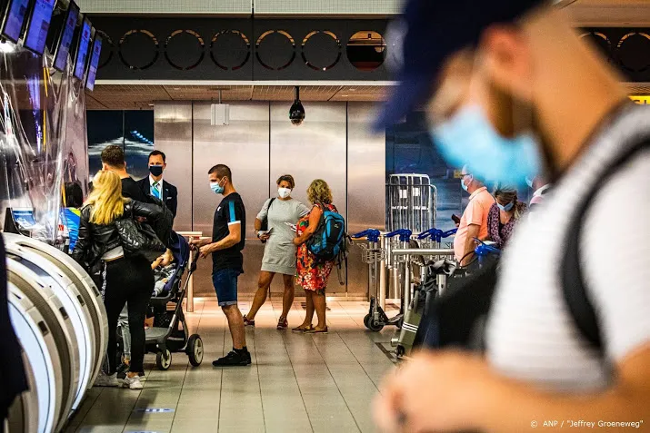 meer vluchten naar vakantiebestemmingen reiziger wacht af