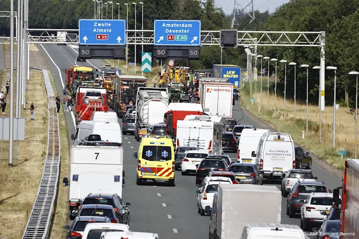 meerdere trekkers rijden op a35 bij almelo