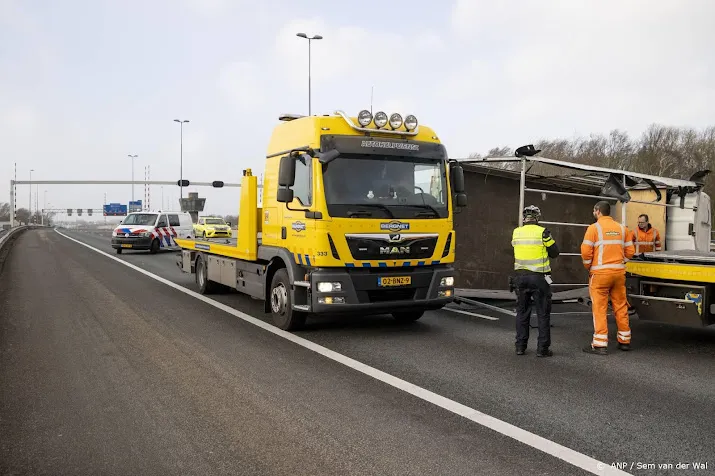 meerdere vrachtwagens gekanteld door storm wegen afgesloten