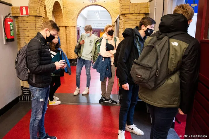 meeste middelbare scholen geven op dit moment nog fysiek les