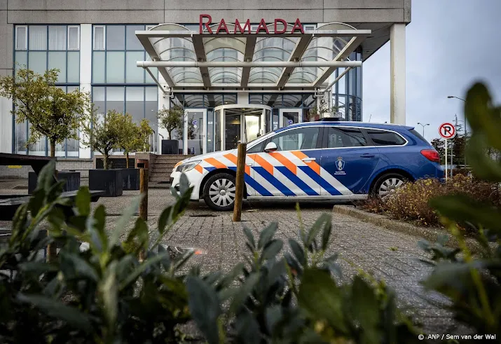 mensen die quarantainehotel verlaten worden aangehouden