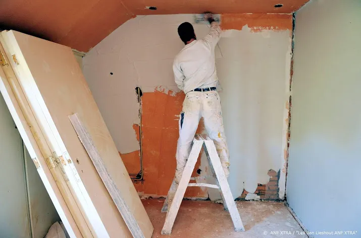 mensen grijpen thuisblijven aan voor klussen in en rond huis