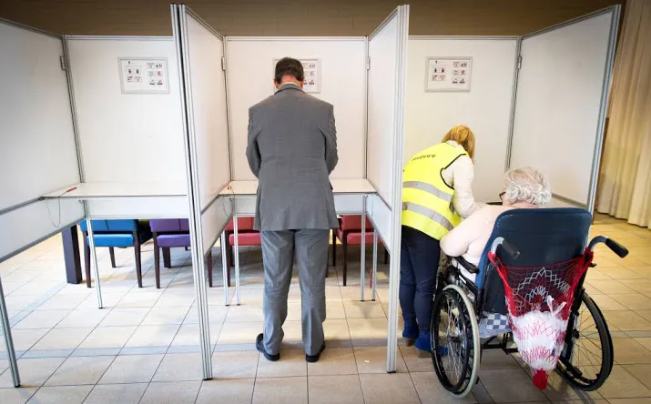 mensen met beperking klagen over stemlokalen