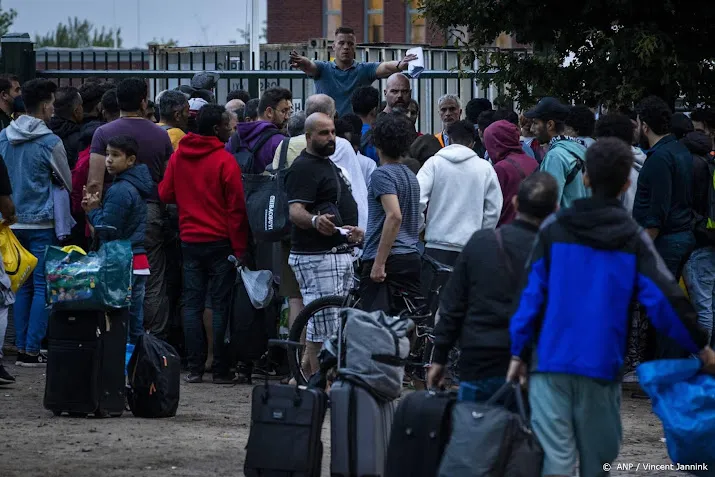 mensen moeten weer buiten slapen bij aanmeldcentrum ter apel