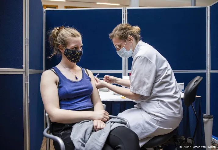 mensen uit 1985 en 1986 kunnen afspraak voor coronaprik maken