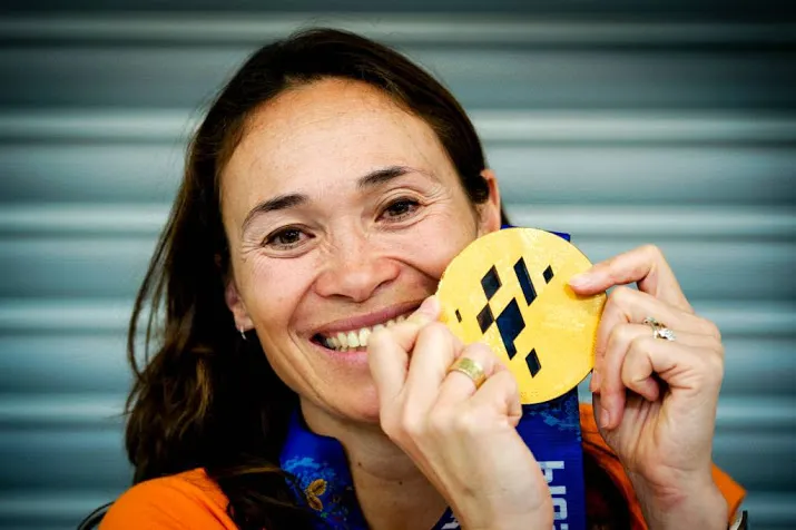 mentel draagt vlag bij opening paralympics