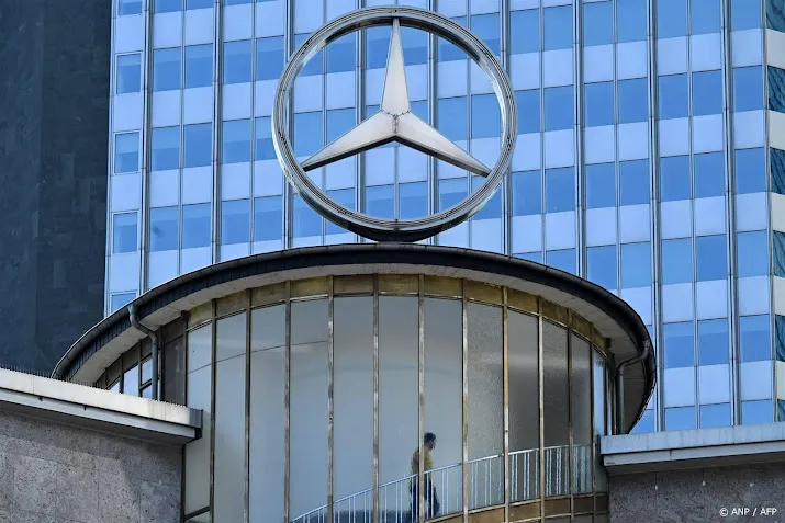 mercedes benz roept in duitsland ruim 100 000 autos terug