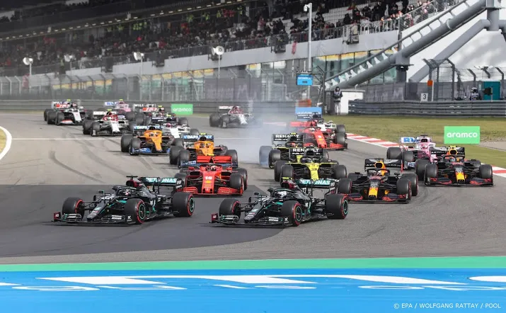 mercedes coureur bottas valt uit op nurburgring