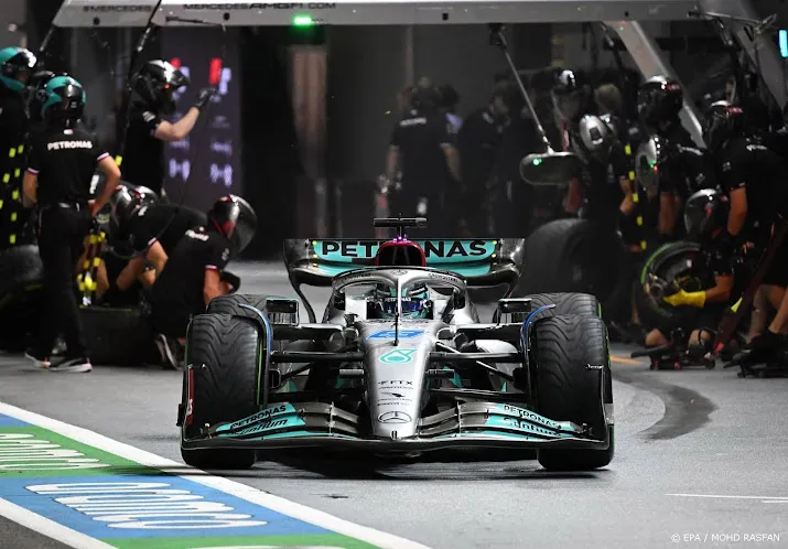 mercedes coureur russell start uit pits vanwege motorwissel