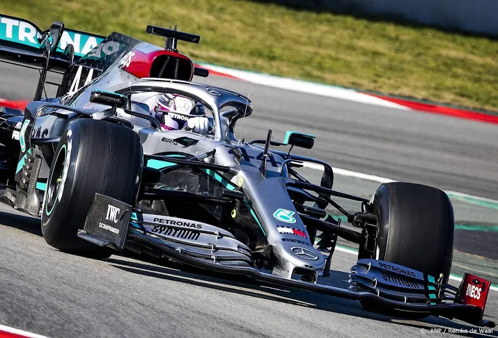 mercedes weer met zwarte bolide in formule 1