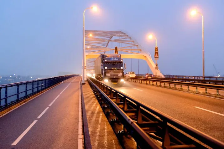 merwedebrug dicht door stukgereden slagboom