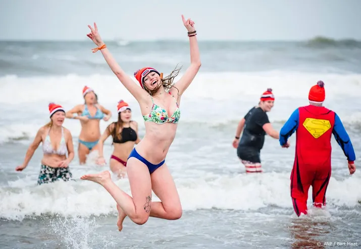 met een frisse duik het nieuwe jaar in