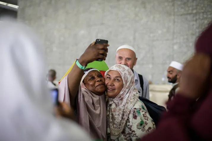 met je selfie uit mekka in het museum