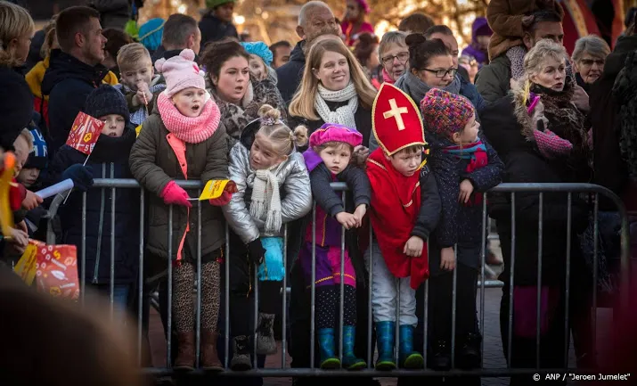 met muts en sjaal naar intocht van de sint