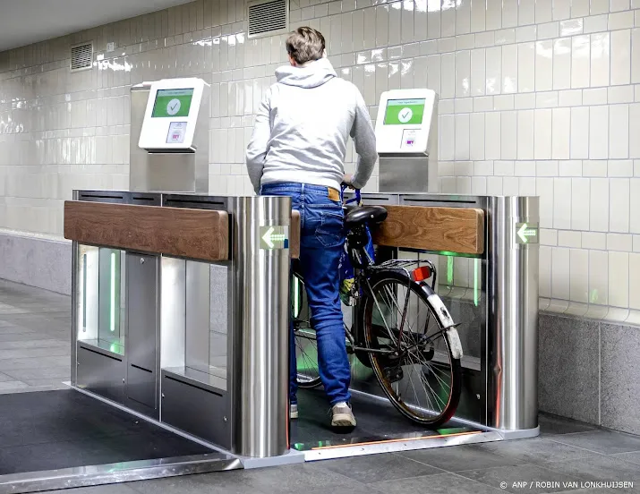 metamorfose stationshal amsterdam amstel afgerond