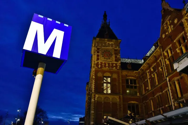 metro in amsterdam rijdt weer na storing