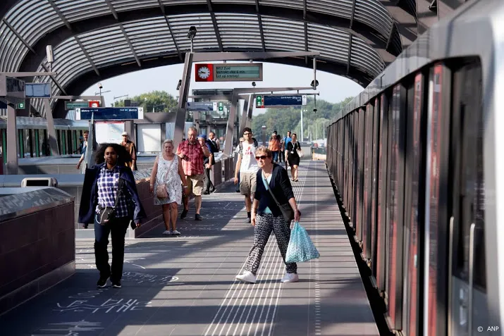 metros rijden door in nieuwjaarsnacht