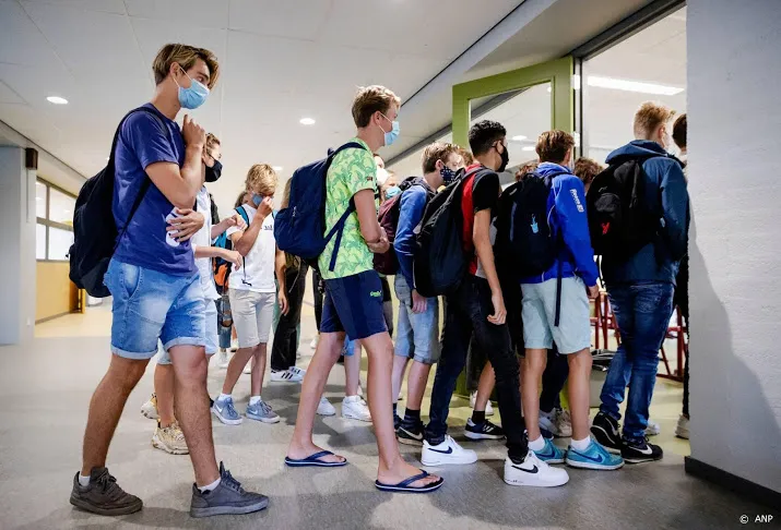 middelbare scholieren dringend verzocht mondkapjes te dragen
