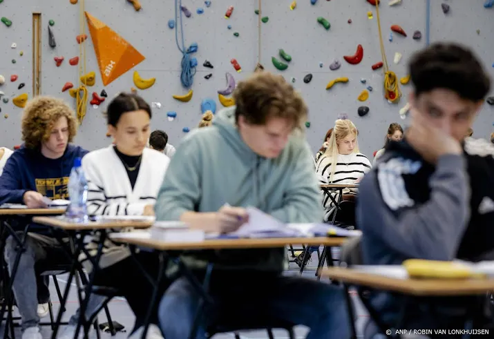 middelbare scholieren krijgen uitslag eerste tijdvak eindexamens