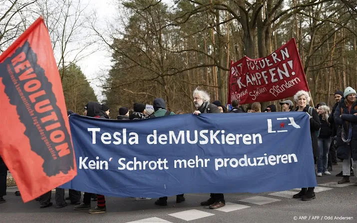 milieuactivisten protesteren bij duitse fabriek tesla