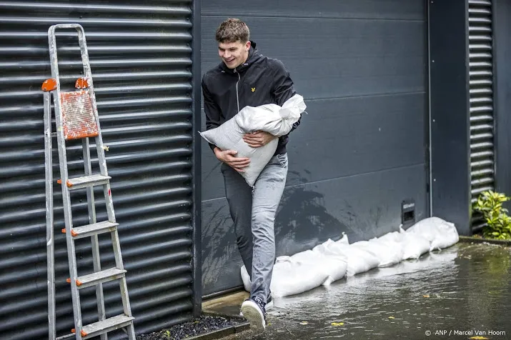 militairen met zandzakken onderweg naar hoensbroek