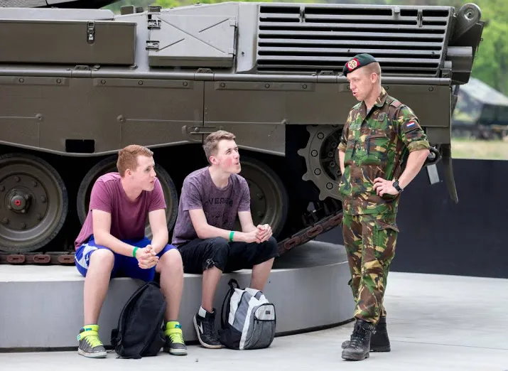 militairen voor de klas op basisscholen