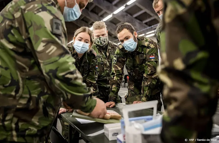 militairen zetten boostervaccinaties in gelderland
